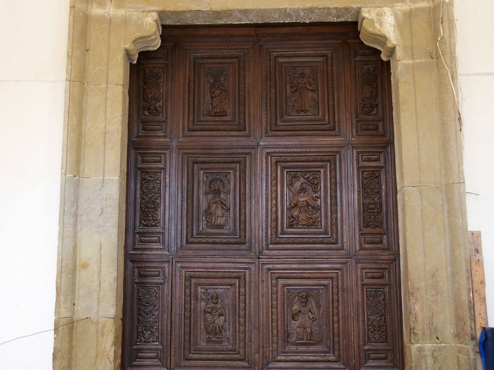 Antico portale con formelle chiesa S. Antonio